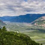 Vom Mitterberg Richtung Bozen, Anbauflächen, Autobahn, Bolzano, Bozen, Etsch, Etschtal, Fluss, Fluß, Landeshauptstadt Südtirol, Mitterberg, Obstplantage, Rebflächen, Ritten, Rittner Horn, Weinanbaugebiet, Weinbaugebiet, Weinberg, Weinberge, Weinlandschaft, rio, river, wine terroir, wineyards