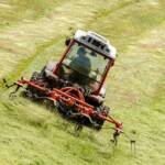 Mähtrac auf der Letterzogel Alm, Fahrzeug, Fahrzeuge, Gefährt, Heuernte, Heukreisler, Heuwenden, Heuwender, Mahd, Mähtrac, Nutzfahrzeug, Traktor, mähen