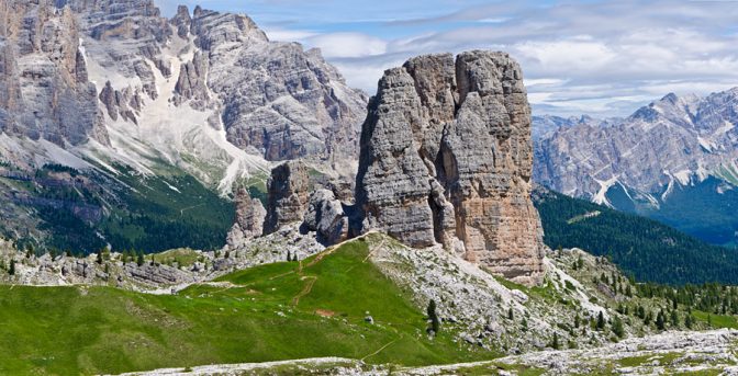 Die 5 Torri mit der imposanten Torre Grande sind beliebt bei Sport- und Alpinkletterer. Die 5 Torri mit der imposanten Torre Grande sind beliebt bei Sport- und Alpinkletterer.