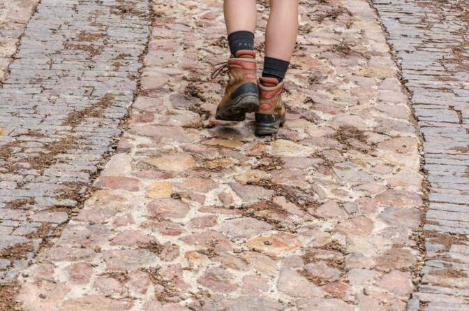 Wanderer auf dem E5 – ja, teilweise gepflastert!