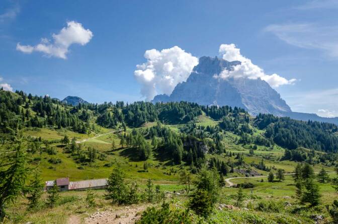 Auf dem Dolomiten Höhenweg Nr. 1 zur Civetta bei Alleghe. Im Rücken der Thron der Götter, der Monte Pelmo.