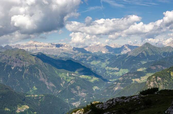 Blick über das Valle di Fodom zum Sella (links) und dem Blutberg Col di Lana (rechts)