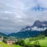 Sexten und die Sextner Sonnenuhr, Cima Dieci, Cima Nove, Cima Rossa, Cima Undici, Croda Rossa, Elfer, Elferkofel, Gotteshaus, Kirche, Neuner, Neunerkofel, Rotwandspitze, Sesto, Sexten, Sextner Rotwand, Sextner Sonnenuhr, Vordere Rotspitze, Zehner, Zehnerkofel, chiesa, church