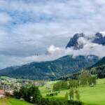 Sexten und die Sextner Sonnenuhr, Cima Dieci, Cima Nove, Cima Rossa, Cima Undici, Croda Rossa, Elfer, Elferkofel, Gotteshaus, Kirche, Neuner, Neunerkofel, Sesto, Sexten, Sextner Rotwand, Sextner Sonnenuhr, Vordere Rotspitze, Wolke, Wolken, Wolkenband, Zehner, Zehnerkofel, chiesa, church