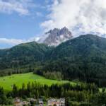Sexten und die Sextner Sonnenuhr, Berg, Berge, Berglandschaft, Cima Dieci, Cima Nove, Cima Rossa, Cima Tre Scarperi, Cima Tre Scarpieri, Cima Undici, Croda Rossa, Dreischusterspitze, Elfer, Elferkofel, Gebirge, Gebirgslandschaft, Gotteshaus, Haunold, Haunold Gruppe, Helm, Kirche, Lastron dei Scarperi, Monte Baranci, Monte Elmo, Neuner, Neunerkofel, Rocca dei Baranci, Rotwandspitze, Sesto, Sexten, Sextner Rotwand, Sextner Sonnenuhr, Sextner Tal, Valle di Sesto, Vordere Rotspitze, Zehner, Zehnerkofel, chiesa, church
