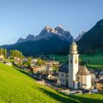 Sextner Kirche mit Sextner Sonnenuhr, Berg, Berge, Cima Dieci, Cima Dodici, Cima Nove, Cima Rossa, Cima Undici, Croda Rossa, Croda dei Toni, Elfer, Elferkofel, Gotteshaus, Kirche, Neuner, Neunerkofel, Rotwandspitze, Sesto, Sexten, Sextner Rotwand, Sextner Sonnenuhr, Vordere Rotspitze, Zehner, Zehnerkofel, Zwölfer, Zwölferkofel, chiesa, church