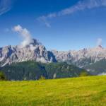 Blick auf das Pustertal, Alto Adige, Berg, Berge, Berglandschaft, Cima Tre Scarperi, Cima Tre Scarpieri, Dolomiti di Sesto, Dreischusterspitze, Gebirge, Gebirgslandschaft, Haunold, Haunold Gruppe, Holzhütte, Höhenweg, Karnischer Höhenweg, Lastron dei Scarperi, Monte Baranci, Rocca dei Baranci, Sesto, Sexten, Sextner Dolomiten, Sextner Sonnenuhr, South Tyrol, Sudtirol, Sudtirolo, Suedtirol, Südtirol
