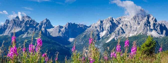 Auf dem Karnischen Höhenweg: Blick auf die Sextner Dolomiten mit der Sextner Sonnenuhr