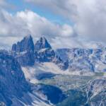 Drei Zinnen mit Dreizinnenhütte und Toblacher Knoten, A. Locatelli, Berg, Berge, Berglandschaft, Drei Zinnen, Drei Zinnen Hütte, Drei-Zinnen-Hütte, Dreizinnenhütte, Gebirge, Gebirgslandschaft, Rifugio Antonio Locatelli, S. Innerkofler, Toblacher Knoten, Toblinger Knoten, Tre Cime, Tre Cime di Lavaredo