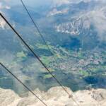 Blick von der Tofane Seilbahn hinab nach Cortina d’Ampezzo, Alto Cadore, Ampezzaner Tal, Aufstiegsanlage, Belluno, Boite Tal, Boitetal, Cortina, Cortina d’Ampezzo, Freccia nel cielo, Mittelstation, Seilbahn, Seilbahn Tofana di Mezzo, Talstation, Tofane Seilbahn, Vallata d’Ampezzo, Valle d’Ampezzo, Venetien, Veneto, Vogelperspektive