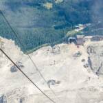 Blick von der Tofane Seilbahn auf die Mittelstation Ra Valles und die Talstation, Ampezzaner Tal, Aufstiegsanlage, Belluno, Berghaus, Cortina, Cortina d’Ampezzo, Freccia nel cielo, Mittelstation, Rifugio Ra Valles, Schutzhaus, Schutzhütte, Seilbahn, Seilbahn Tofana di Mezzo, Talstation, Tofane Seilbahn, Vallata d’Ampezzo, Valle d’Ampezzo, Venetien, Veneto, Vogelperspektive, refuge, rifugio
