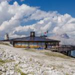 Rifugio Ra Valles, Ampezzaner Dolomiten, Berghaus, Dolomiti Ampezzane, Dolomiti d’Ampezzo, Freccia nel cielo, Mittelstation, Rifugio Ra Valles, Schutzhaus, Schutzhütte, Seilbahn Tofana di Mezzo, Seilbahnstation, Tofane Seilbahn, refuge, rifugio