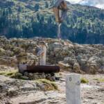 Bei der Rast, Andacht, Besinnung, Brunnen, Christus, Christusfigur, Einhalt, Flurkreuz, Grenzstein, Herrgott, Kreuz, Kruzifix, Ostirol, Osttirol, Pause, Rast, Wegkreuz, devotion, devozione, meditation, meditazione, preghiera, raccoglimento, reflection, riflessione