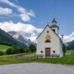 Kapelle am Kornbrentesteig, Andacht, Antholz, Antholzer Tal, Besinnung, Fassade, Fassadenmalerei, Freske, Fresken, Fresko, Front, Gotteshaus, Hauptansicht, Heiligtum, Holzbank, Kapelle, Kirchlein, Lüftlmalerei, Schauseite, St.-Josefs-Kapelle, Stirnseite, Straßenseite, Vorderansicht, Wandmalerei, cappella, chapel, chiesetta, cladding, devotion, devozione, faccia, facciata, face of a building, kleine Kirche, luogo sacrale, meditation, meditazione, preghiera, raccoglimento, reflection, religiöse Stätte, riflessione, sacrario, sainthood, sanctuary, sanctum, santuario