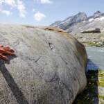 Handauflegen beim Gletscherfindling, Arm, Bach, Fels, Felsen, Findling, Fließgewässer, Gestein, Gletscher, Gletscherfluss, Großer Möseler, Hand, Lappach, Moeselegletscher, Möselegletscher, Ursprungbach, glacier