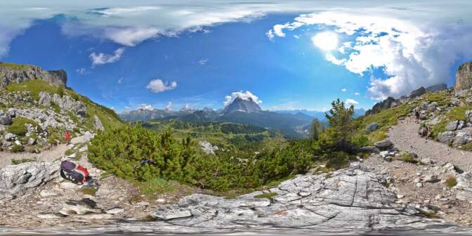 Auf den Weg zum lago Coldai auf der Civetta. Im Rücken der Pelmo.