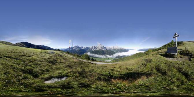 Unterm Helm: Blick auf die Sextner Dolomiten mit der Sextner Sonnenuhr, der Drei Schusterspitze und dem Haunold.