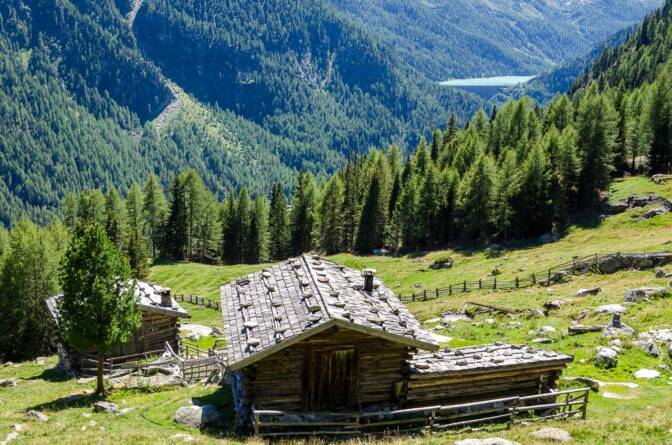 Schluder Alm im Martelltal mit Blick auf Zufrittsee
