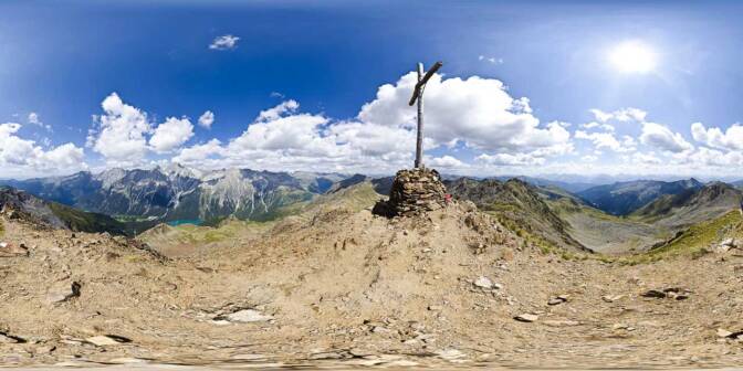 Am Gipflekreuz der Rotwand über dem Antholzer Tal