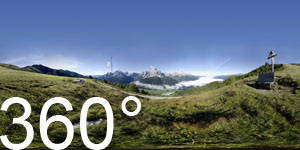 Unterm Helm: Blick auf die Sextner Dolomiten mit der Sextner Sonnenuhr, der Drei Schusterspitze und dem Haunold.