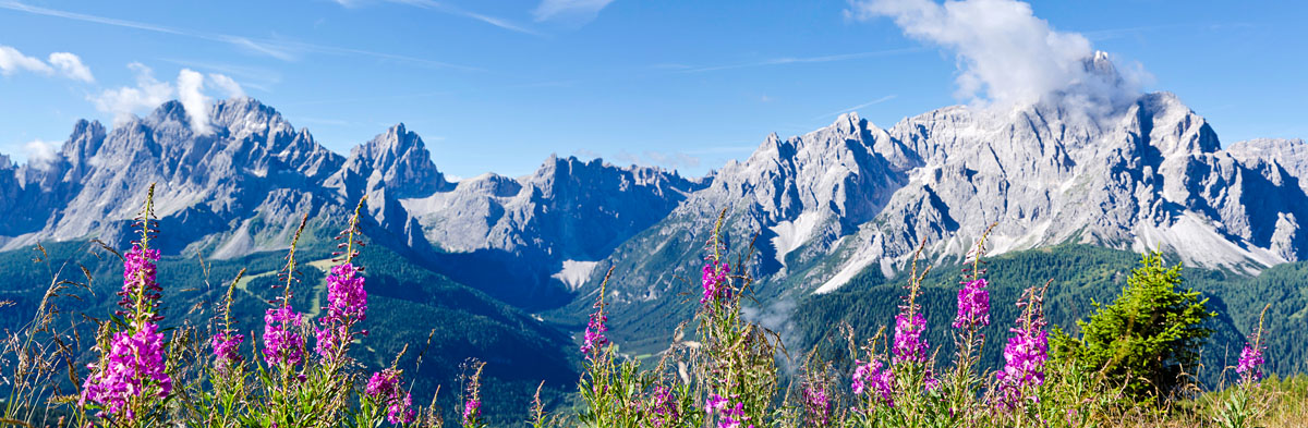 Auf dem Karnischen Höhenweg: Blick auf die Sextner Dolomiten mit der Sextner Sonnenuhr
