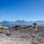 Schutzhütte vor der Fanes Gruppe – Schutzhaus Franz Kostner, Berghaus, Berglandschaft, Cima Nove, Conturines, Conturines Gruppe, Conturines Spitzen, Cunturines, Dolomiten, Fanes, Fanes Berge, Fanes Gruppe, Franz Kostner Hütte, Gebirge, Gebirgslandschaft, Gruppo Fanes, Heiligkreuzkofel, Kreuzkofel, Kreuzkofelgruppe, L Ćiaval, Naturpark Fanes-Sennes-Prags, Neuner, Nönöres, Piz dles Conturines, Rosskofel, Sas dla Crusc, Sas dles Diesc, Sas dles Nü, Sasso delle Dieci, Schutzhaus, Schutzhütte, Zehner, refuge, rifugio, Ütia Franz Kostner