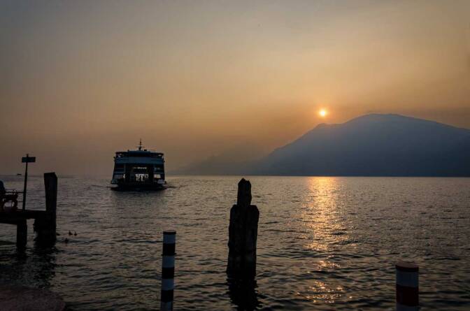 Abendstimmung am Gardasee bei Malcesine unter dem Monte Baldo.