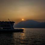 Fährboot, Abend, Abendstimmung, Binnensee, Boot, Boote, Fähre, Gardameer, Gardasee, Kahn, Schiff, See, Sonnenuntergang, Tagesausklang, Tagesende, Transfer, Transport, Verkehrsmittel, Wasserfahrzeug, evening, lago, lake, sera