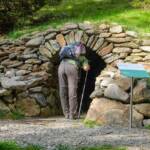 Eingang Erzstollen, Anni, Erlebniswanderweg, Erlebnisweg, Erzstollen, Lehrpfad, Lehrweg, Naturerlebnisweg, Naturlehrpfad, Proveis, Themenweg, Wanderer, Wanderung, wandern