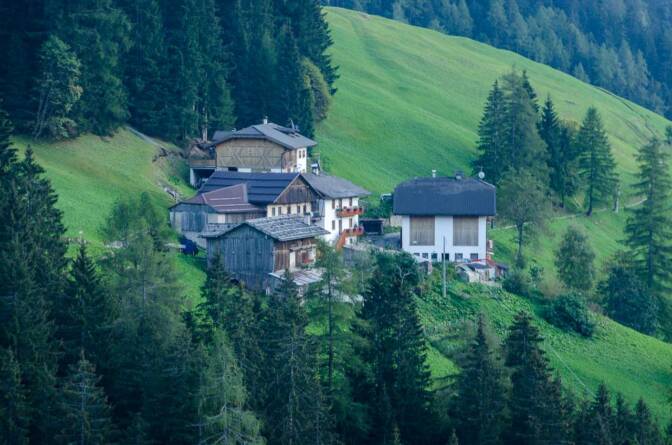 Der Deutschnonsberg ist bekannt für seine zahlreichen Bauernhöfe.