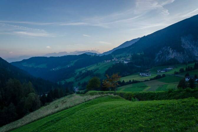 Abendlicher Blick über das Nonstal, genauer gesagt über den Deutschnonsberg, nach Proveis.