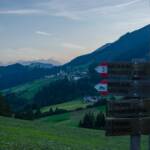 Wandern in der Dämmerung, Abend, Abendstimmung, Dämmerung, Gotteshaus, Kirche, Mazlaun, Proveis, Tagesausklang, Tagesende, Wegweiser, chiesa, church, evening, sera