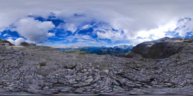 Unterhalb des Sellagipfel Piz Boè neben dem Le Ponte (2.791 m) haben wir wiederum eine herrliche Aussicht auf Kreuzkofel, Zehner, Neuner, Cunturines und Tofane.