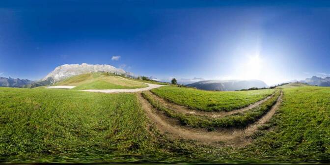 Vor der Kaiserhütte auf dem Weg zum Piz Boè haben wir einen herrlichen Rundumblick auf die Dolomiten.