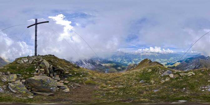 Vor dem Gipfelkreuz des Hochwart zwischen Deutschnonsberg und Ultental