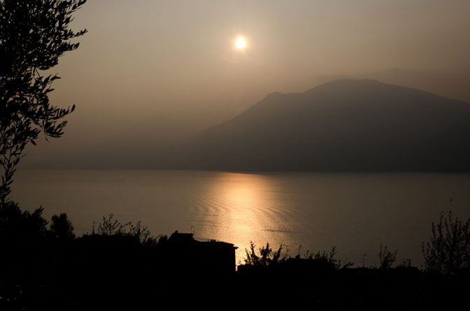 Abendstimmung am Gardasee bei Malcesine unter dem Monte Baldo.