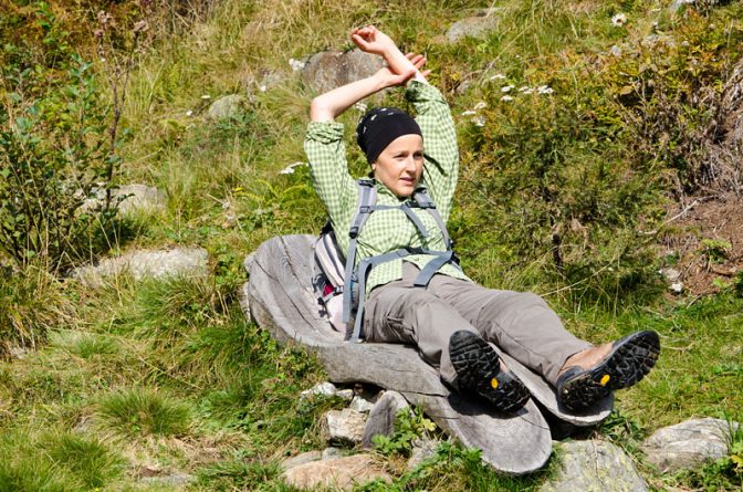 Auf dem Weg zum Hochwart treffen wandern wir über einen Erlebnisweg bis zur Kesselalm hinauf.