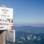 Monte Pin Gipfel, Berggipfel, Catena delle Maddalene, Gipfel, Hinweisschild, Ilmenkamm, Markierung, Monte Pin, Pin, Schild, Spitze, Wandermarkierung, Wanderschild, Wanderwegmarkierung, Wanderwegweiser, Wegmarkierung, Wegweiser, peak, piz, summit