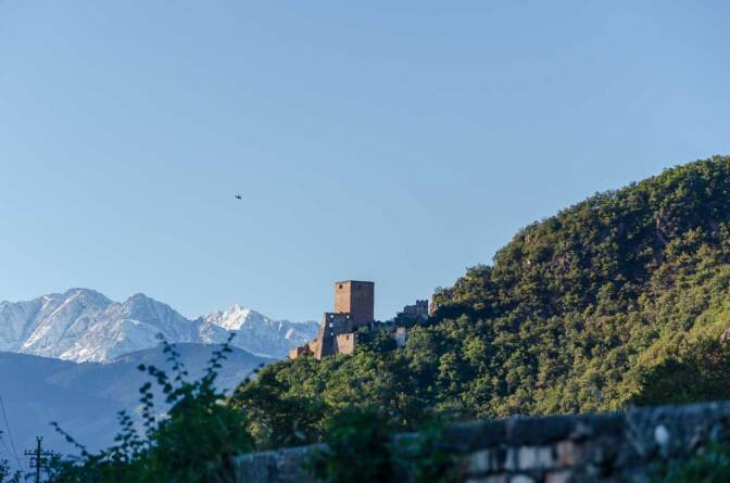 Burg Neuhaus / Maultasch über Terlan; dahinter die weißen Bergspitzen der Texelgruppe hoch über Meran."