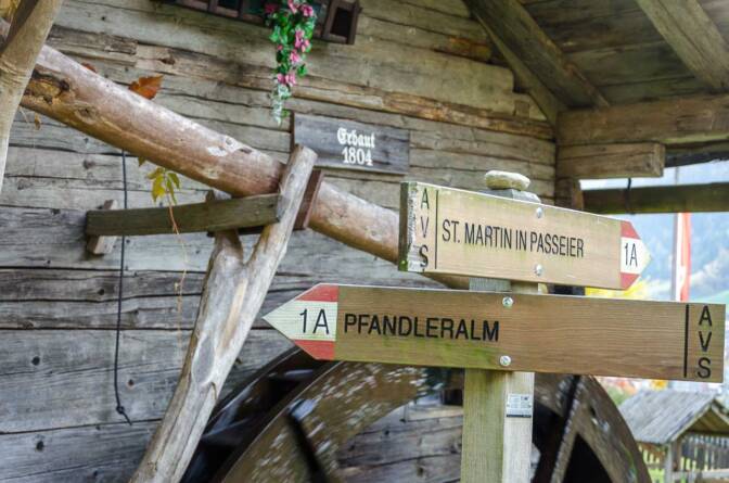 Ein kurzes Stück folgen wir dem Wandersteig zur Pfandleralm.