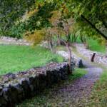 Gepflegter Wanderweg, Eingrenzung, Herbstfärbung, Mauer, Steinmauer, Umfassung, Waal, Waalweg, Wand, Wanderweg, Weg, buntes Laub, cammino, muraglia, muro, sentiero, wall, way