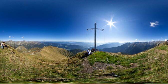 Blick vom Monte Pin zum St. Giustina Stausee im Nonstal. Im Hintergrund hinter dem Mendelgebirge die Dolomiten.