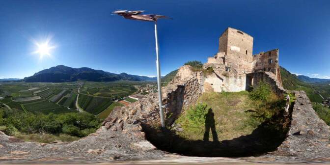 Über Terlan befindet sich die Burgruine Neuhaus auch Burg Maultasch genannt.