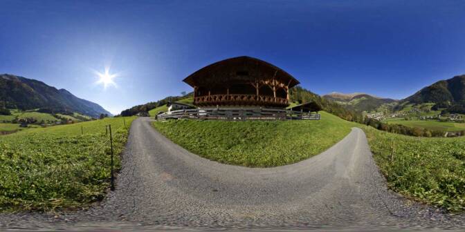 Passeiertal Aigen: Blick auf St. Leonhard und den Jaufenpass.