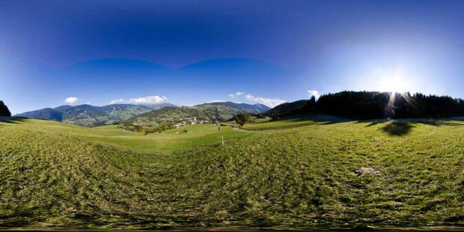 Blick auf die Kastelruther Fraktion Tagusens. Im Hintergrund Lajen, links des Eisacktales Barbian und Villanders.