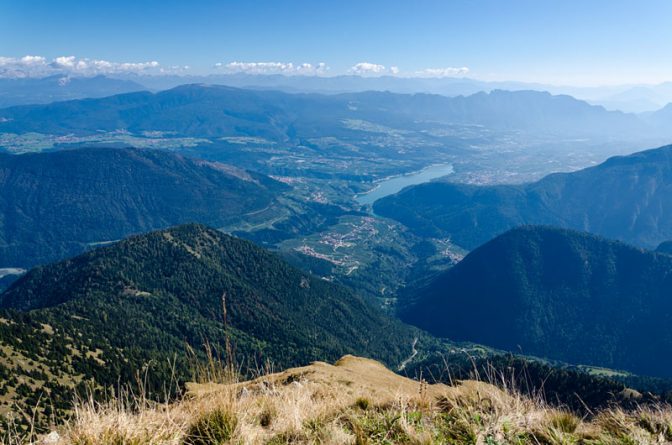 Blick vom Monte Pin über Bresimo ins Val di Non mit dem dem Santa Giustina Stausee
