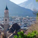 Meraner Kirche, Gotteshaus, Heiligtum, Kirche, Kirchturm, Kirchturmuhr, Meran, Uhr, campanile, chiesa, church, luogo sacrale, religiöse Stätte, sacrario, sainthood, sanctuary, sanctum, santuario