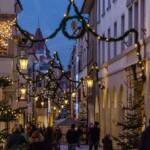 Meraner Lauben im Advent, Advent, Beleuchtung, Christkindlmarkt, Einkaufsstraße, Meran, Meraner Advent, Meraner Lauben, Weihnachten, Weihnachtsbeleuchtung, Weihnachtsmarkt, Weihnachtsschmuck, beleuchtet, leuchtet