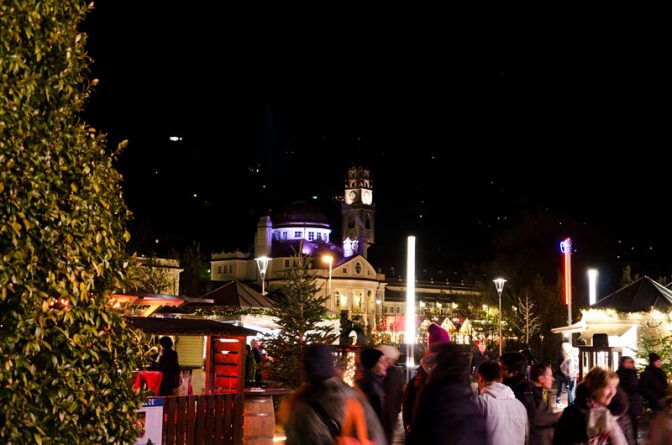 Christkindlmarkt in Meran. Blick vom Weihnachtsmarkt auf dem Thermeplatz zum Kurhaus.