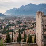 Blick auf Arco und den Gardasee, Arco, Bau, Bauwerk, Bauwerke, Burg, Burg Arco, Burgruine, Gardameer, Gardasee, Gebaeude, Gebaude, Gebäude, Gewässer, Ruine, See, Sehenswürdigkeit, TN, Trentino, Turm, Türme, Zypresse, Zypressen, building, castello, cipresso, construction, cypress, edifice, edificio, fabbricato, lago, lake, remains, rovina, rudere, ruin, structure, torre, torri, tower
